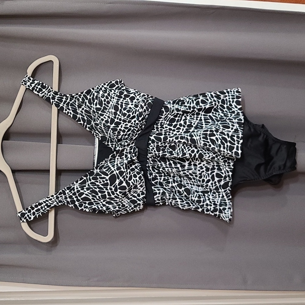 Trimshaper Womens Swimsuit Black White‎ Built In Bra  Lightly Padded Sz 12 GUC